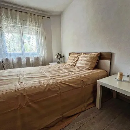Beli Dvor Na Dunavu *